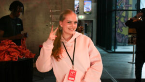 Luna Hyggen Frilseth (16) filmer for TikTok